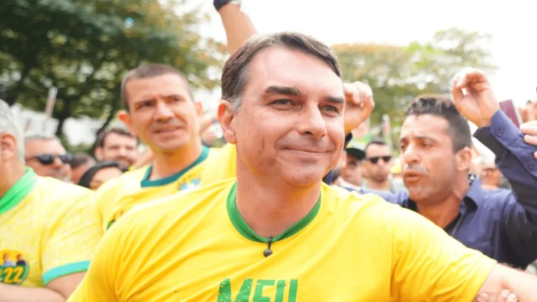 flavio-bolsonaro-ato-copacabana-16ago26-848x477