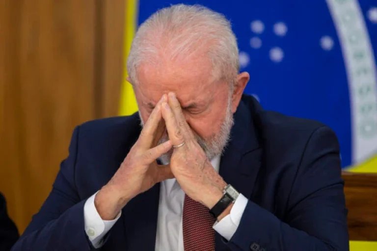 lula-orando-scaled-e1682522564918